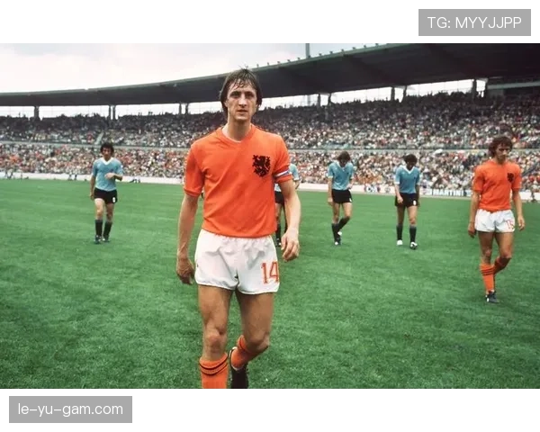 克鲁伊夫阵型新演绎引领足球战术未来趋势，引发业界广泛关注