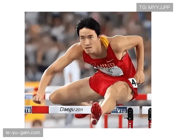 刘翔上街买个汉堡，排队大爷都忍不住多看几眼了！